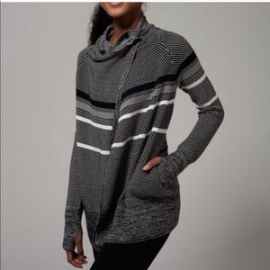 IVIVVA FEELING TOASTY BKL/WHT WRAP‎ CARDIGAN
